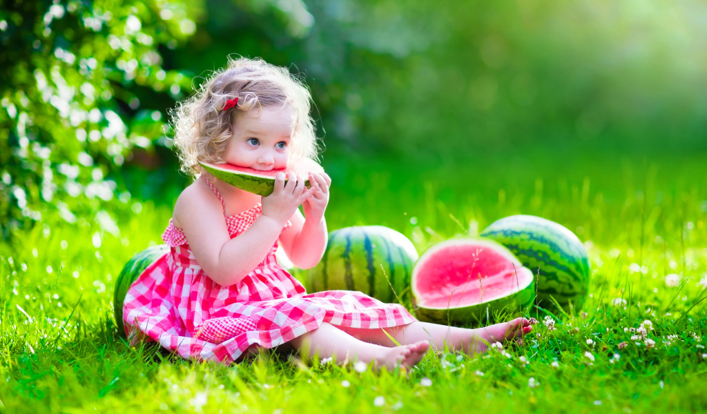 Маленькая девочка ест сладкий арбуз 