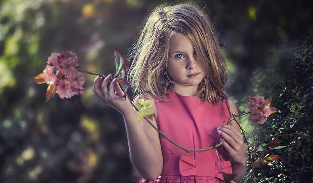 Маленькая девочка в розовом платье