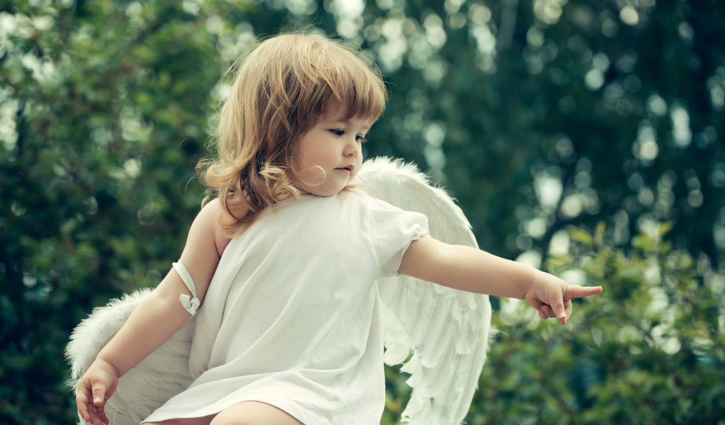 Маленькая девочка в костюме ангела