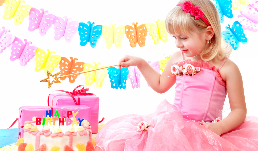 Маленькая девочка в розовом платье с тортом и подарками на День рождения