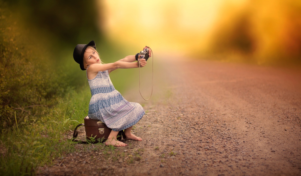 Маленькая девочка делает селфи на фотоаппарат