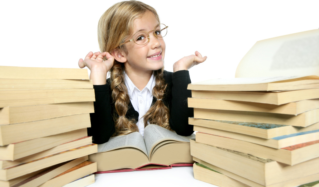 Маленькая девочка школьница в очках с книгами