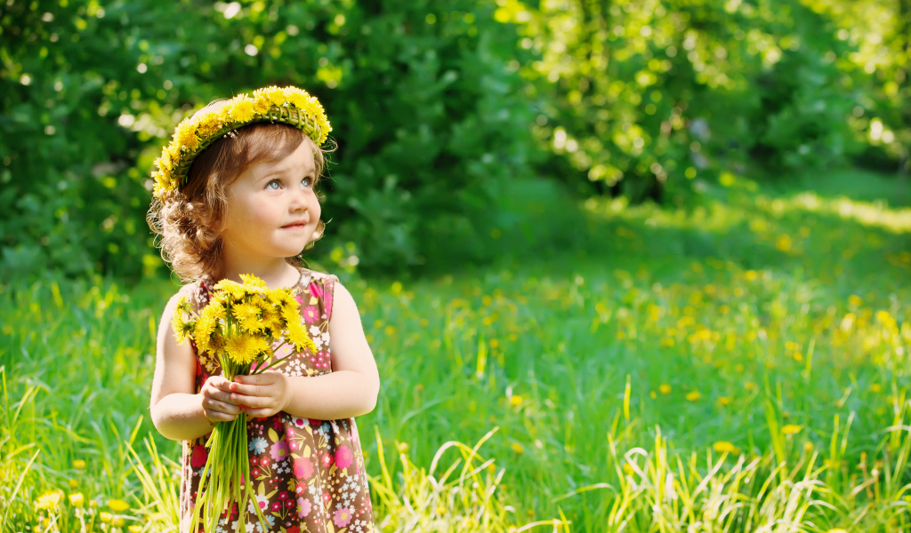Маленькая девочка с букетом одуванчиков 