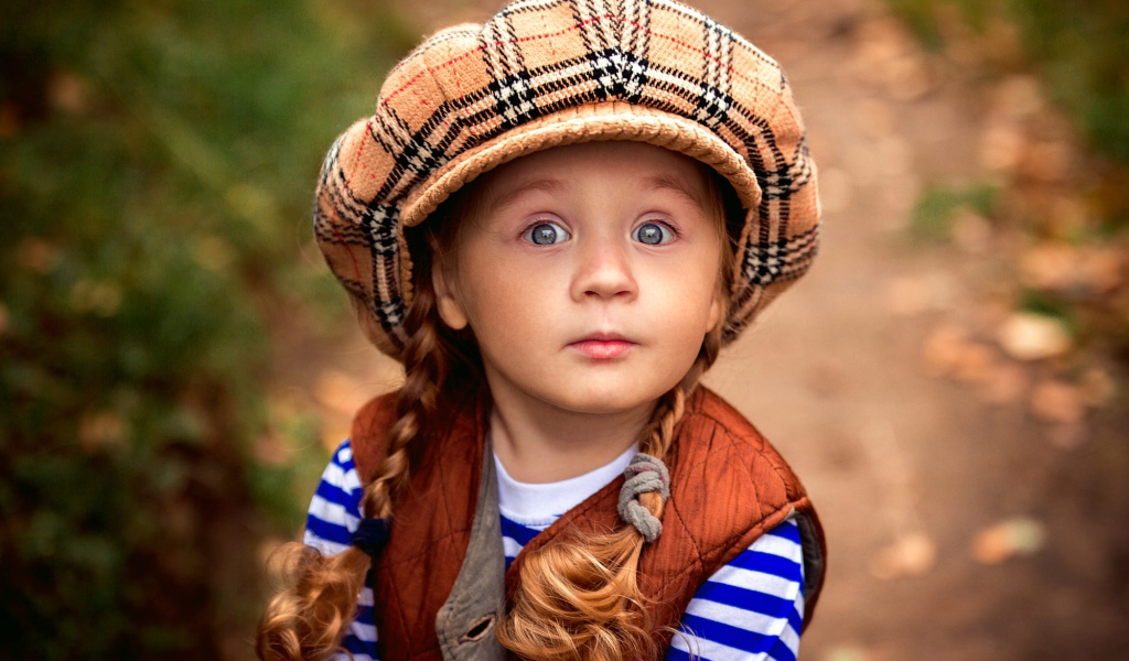 Маленькая рыжеволосая девочка в большой кепке