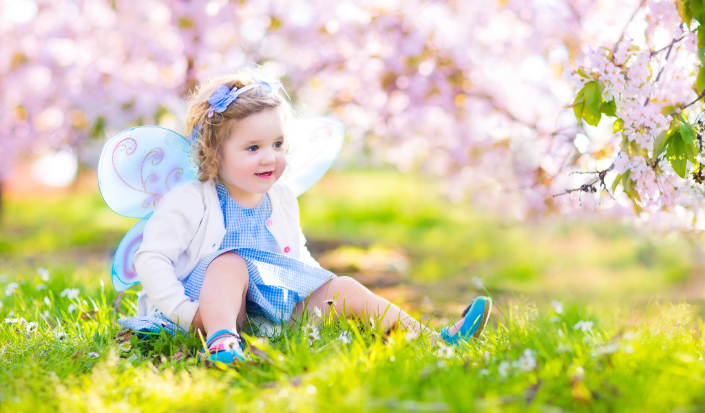 Маленькая улыбающаяся девочка в костюме феи 