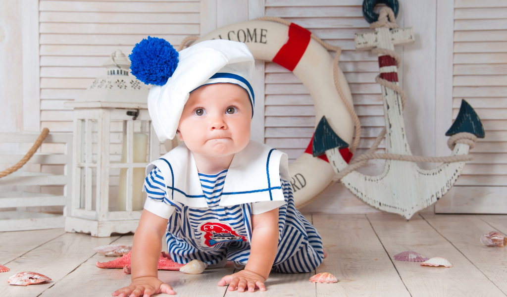 Милый младенец в униформе стилизованной под морячка