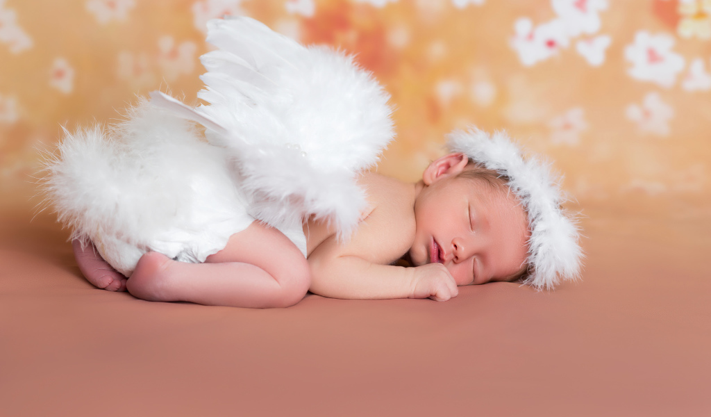 Милый спящий младенец в костюме ангела