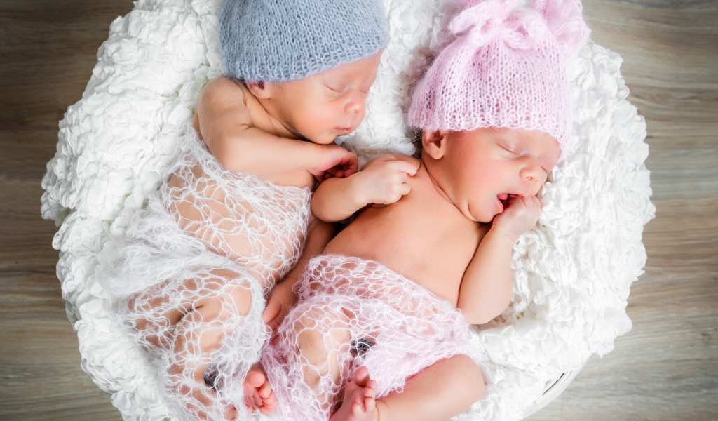 Милые спящие младенцы двойняшки