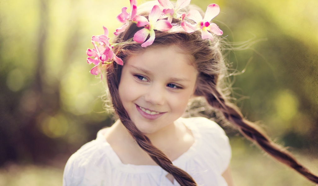 Милая голубоглазая девочка с косичками 