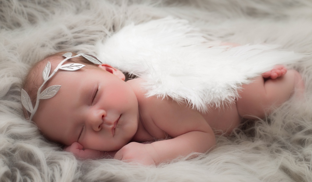 Спящий младенец с крыльями ангела