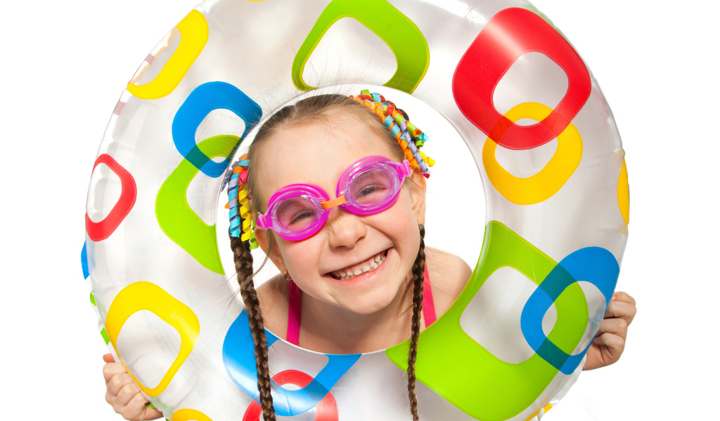 Улыбающаяся девочка с надувным кругом на белом фоне