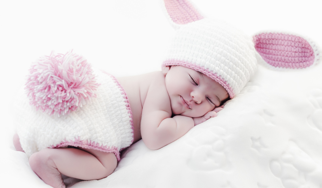 Милый спящий младенец в костюме зайца