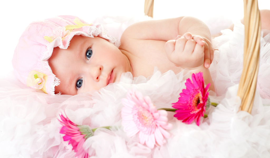 Милая девочка с шапке с тремя цветками герберы