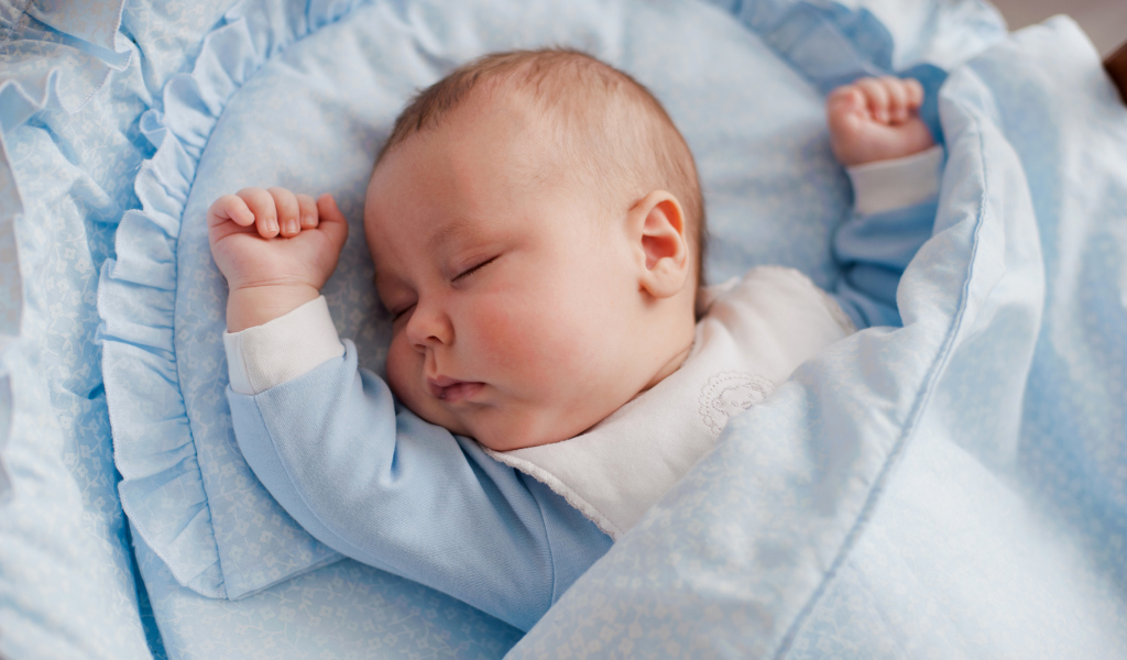 Спящий розовощекий младенец