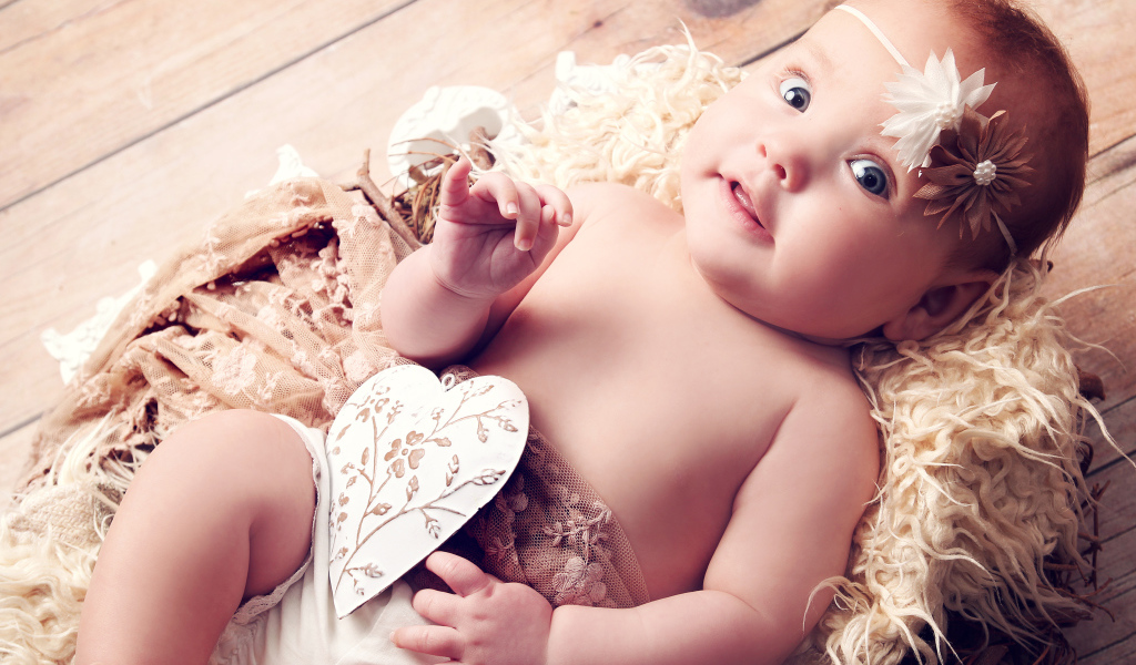 Грудной ребенок с бумажным сердцем