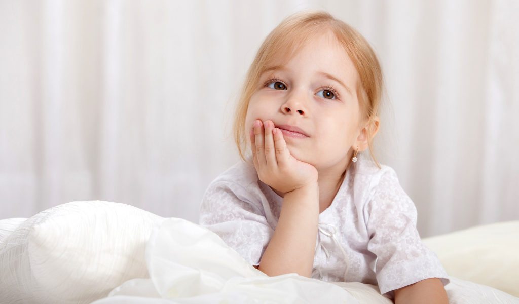 Задумчивый взгляд маленькой кареглазой девочки