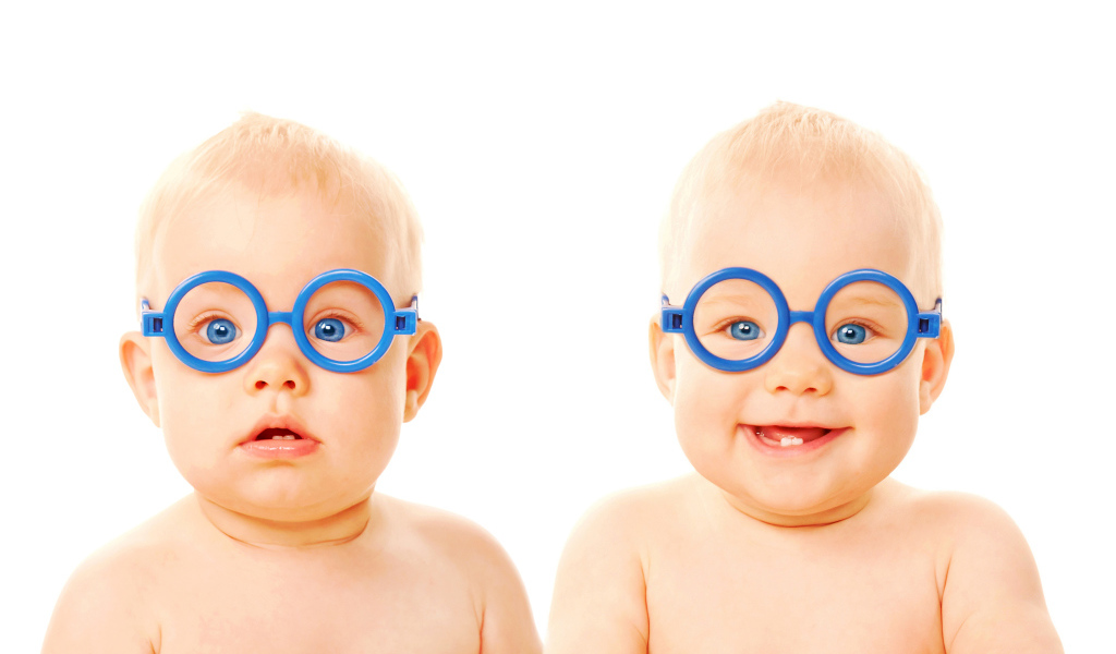 Два забавных младенца с синих очках на белом фоне