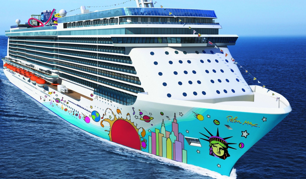 Большое круизное судно Norwegian Breakaway  в воде
