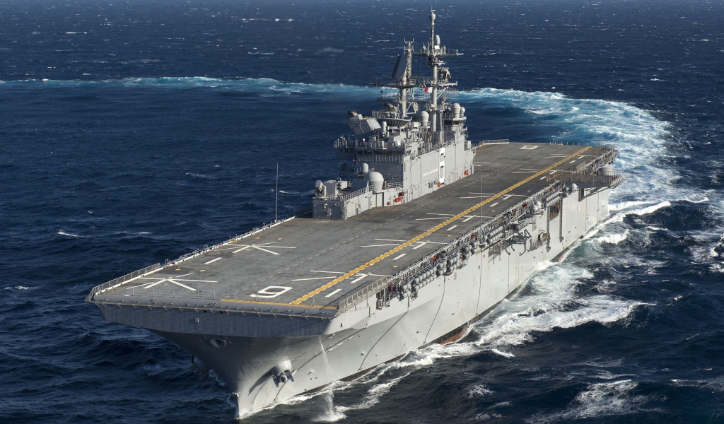 Большой военный корабль USS America (LHA-6)  в море