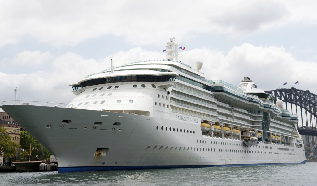 Большое белое круизное судно Norwegian Breakaway в порту