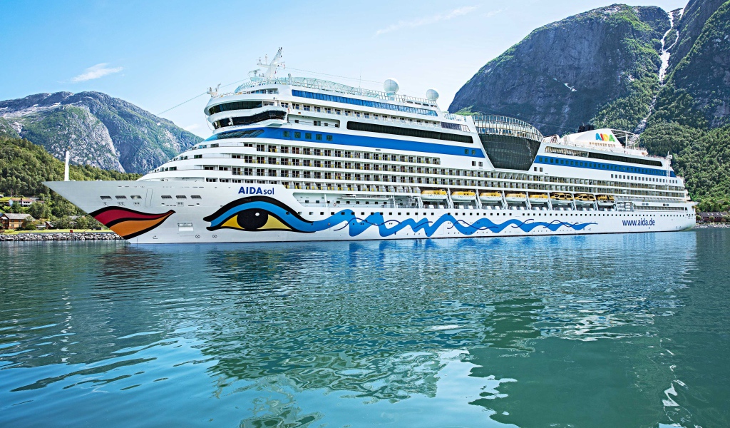 Круизное судно AIDAsol в воде