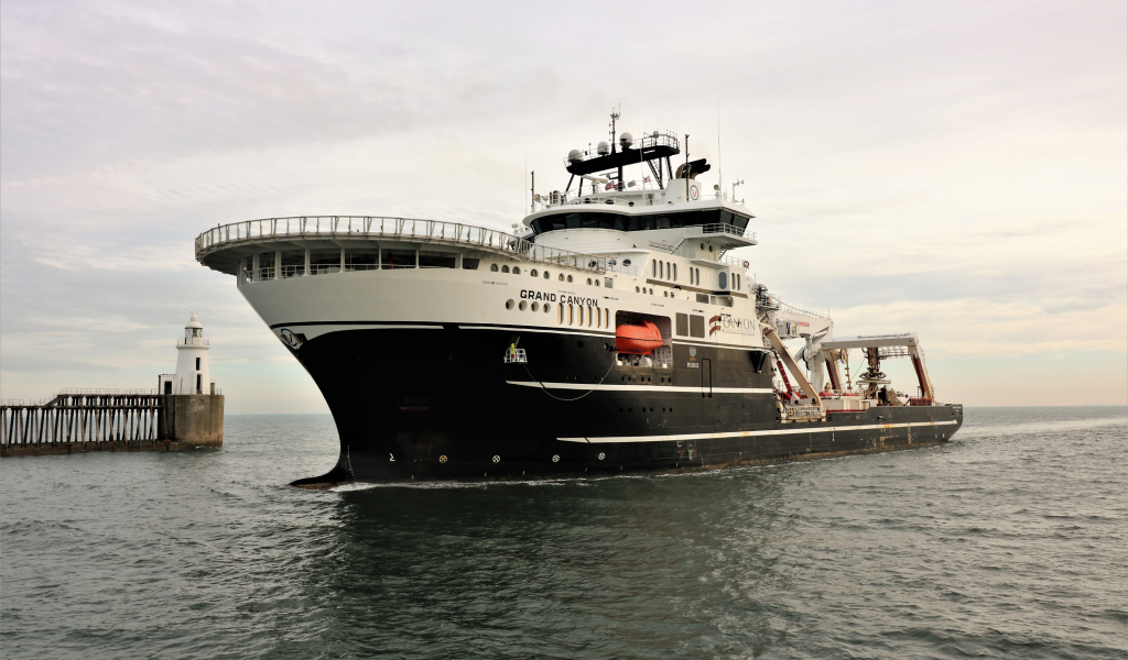 Большой корабль GRAND CANYON на воде