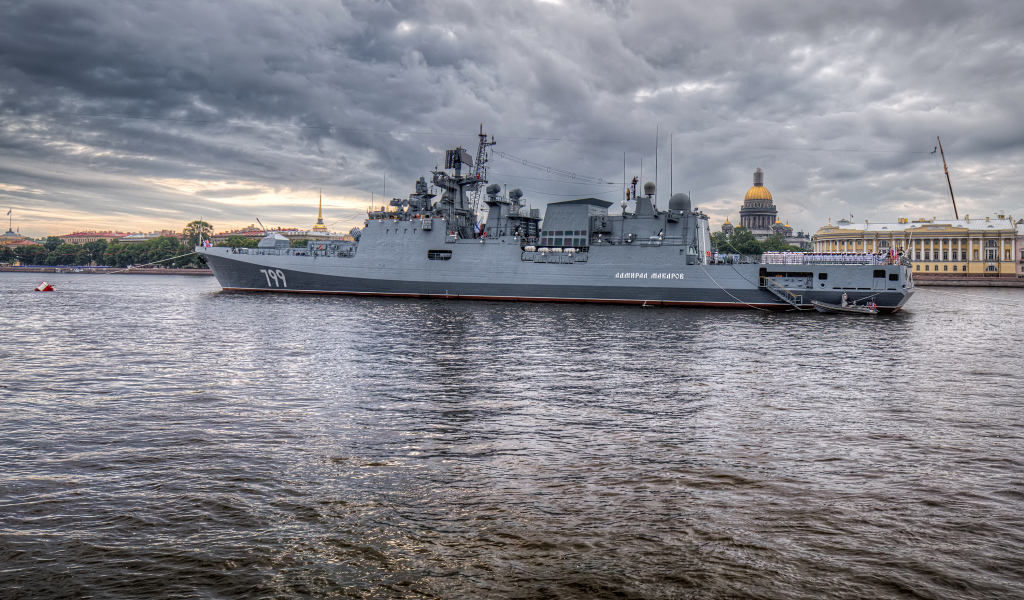 Большой российский фрегат Адмирал Макаров на воде