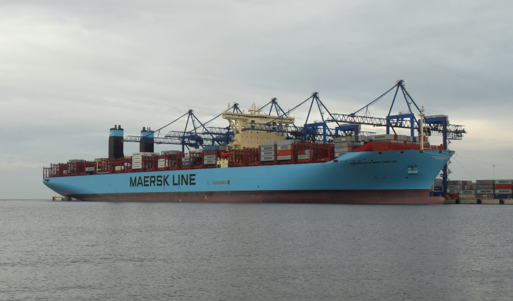 Большое грузовое судно Maersk Mc-Kinney Moller с контейнерами