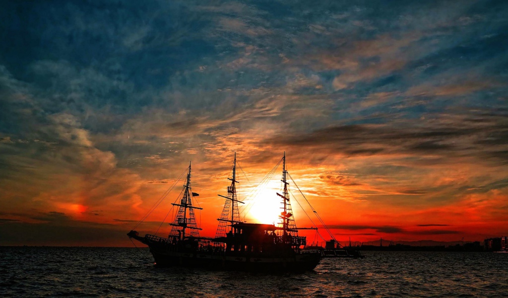Корабль в лучах закатного солнца 
