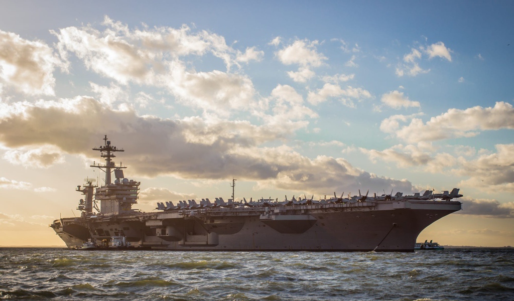 Авианосец USS George H.W. Bush (CVN-77) в океане 