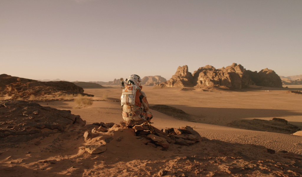 Одинокий космонавт на поверхности Марса 