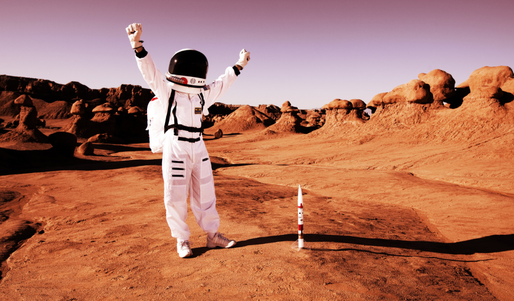 Космонавт радуется прилету на Марс 
