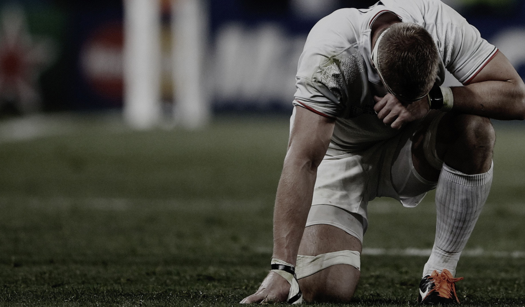 Спортсмен регбист на поле 