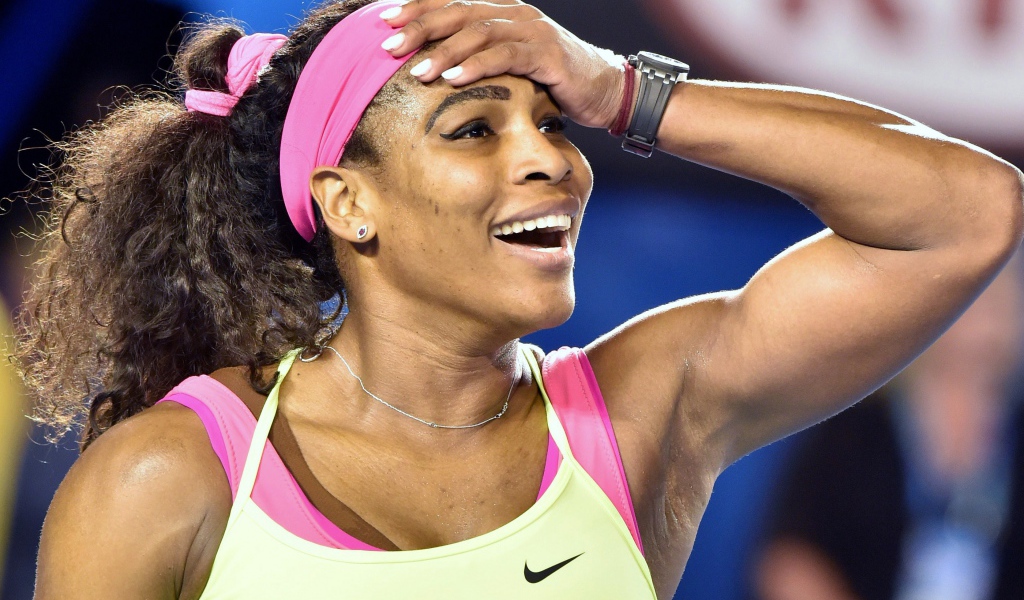 Спортсменка теннисистка Серена Уильямс радуется победе 