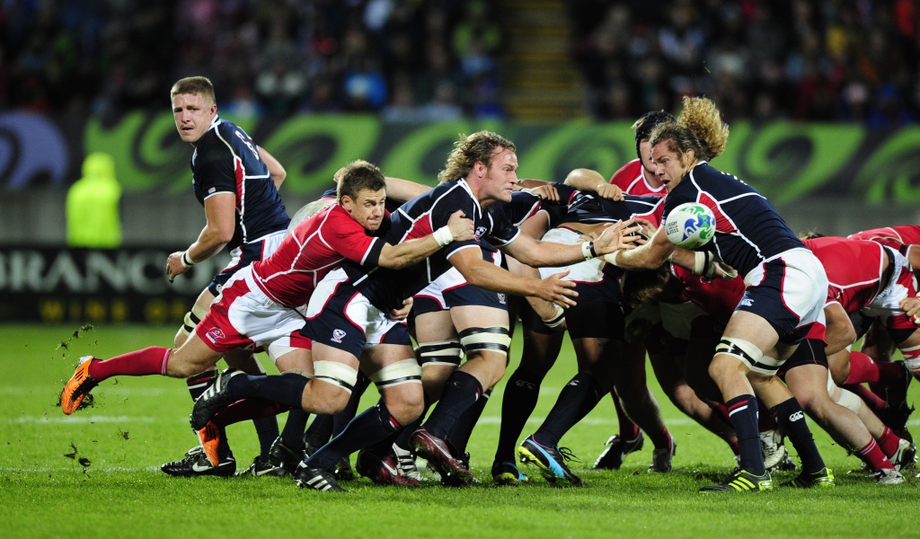 Борьба команд по регби на поле 