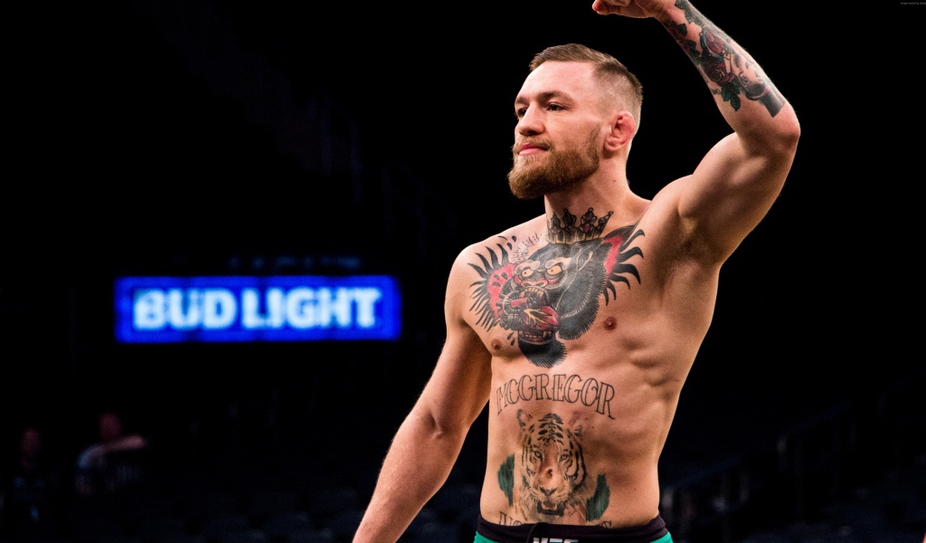 Мастер смешанных боевых искусств Конор Макгрегор радуется победе