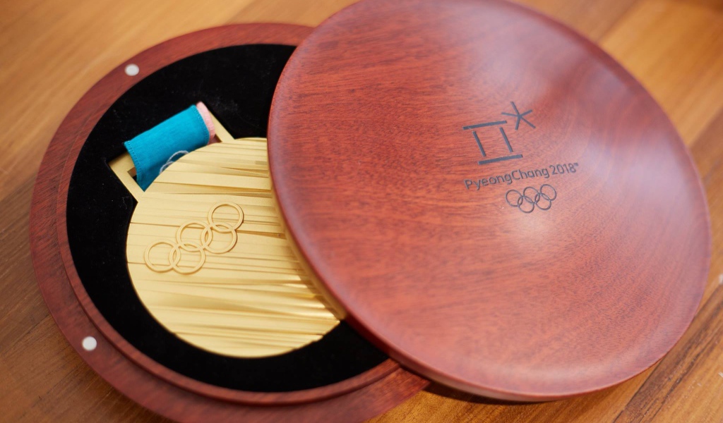Медаль зимних олимпийский игр 2018 в деревянном футляре