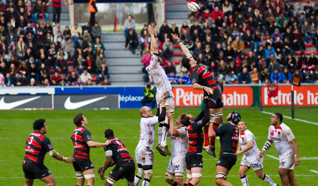 Игра команд по регби на стадионе 