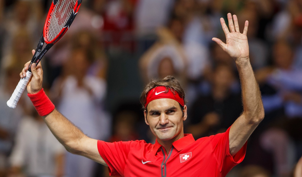 Профессиональный теннисист Роджер Федерер с ракеткой 