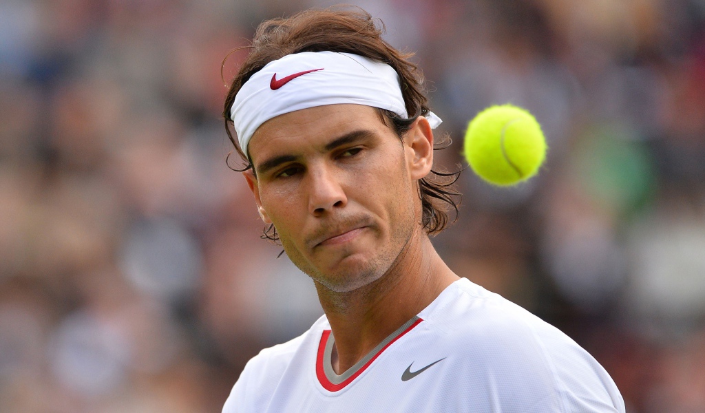 Испанский теннисист Рафаэль Надаль на корте 