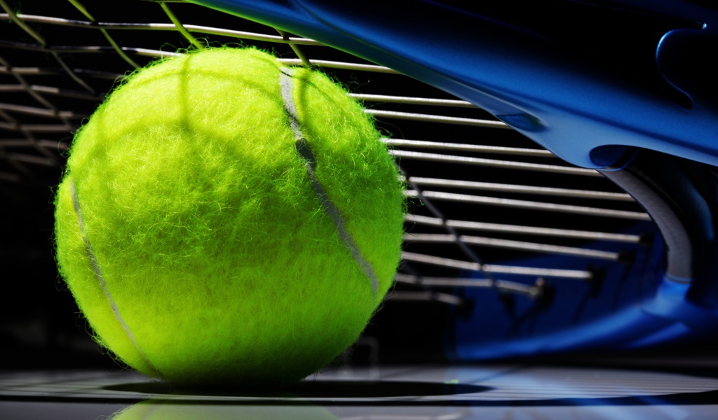 Теннисный мяч и ракетка 