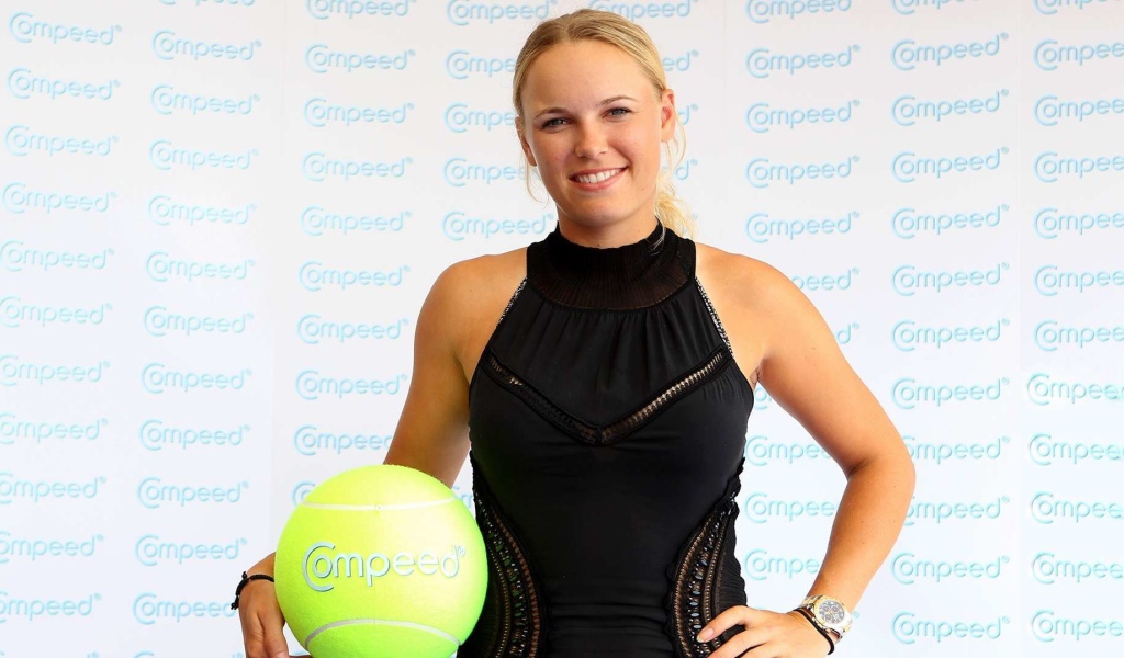 Теннисистка Каролина Возняцки в черном платье 