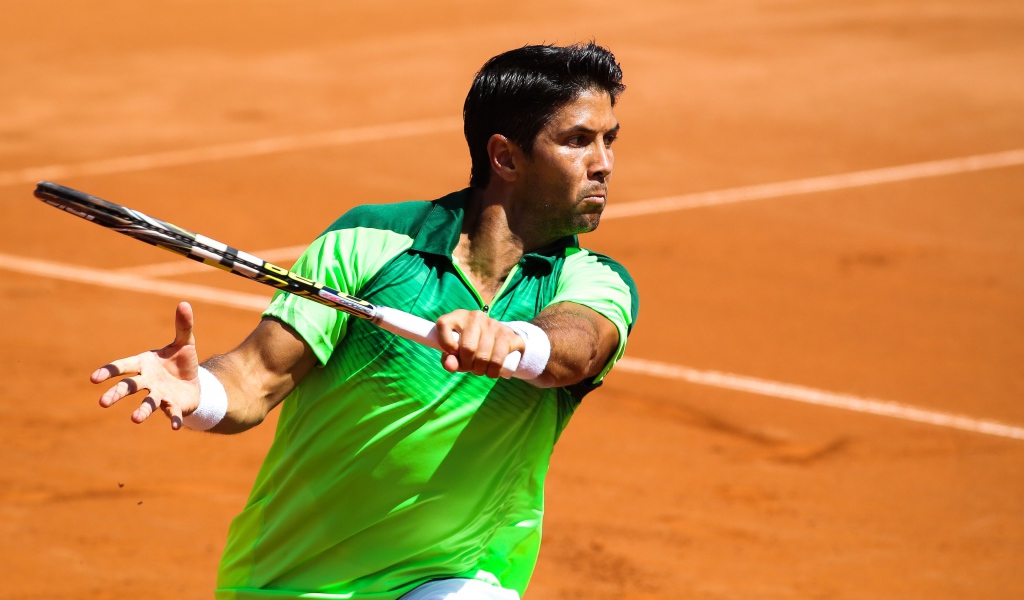 Теннисист Фернандо Вердаско с ракеткой на корте 