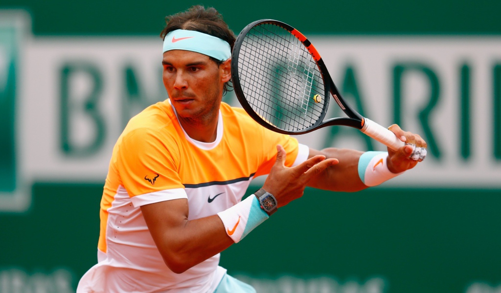 Теннисист Рафаэль Надаль с ракеткой на корте 