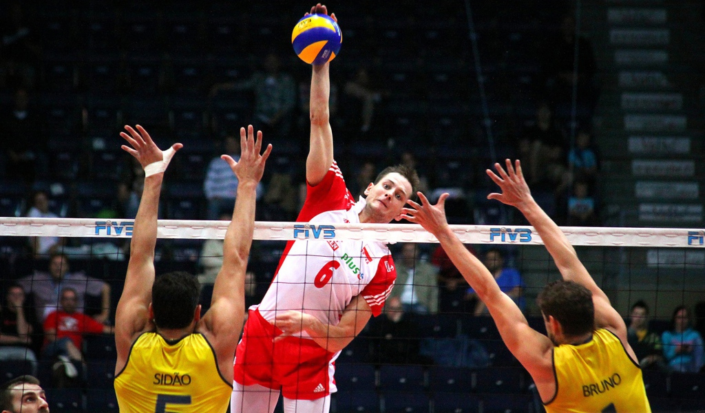 Волейбольная атака спортсмена 