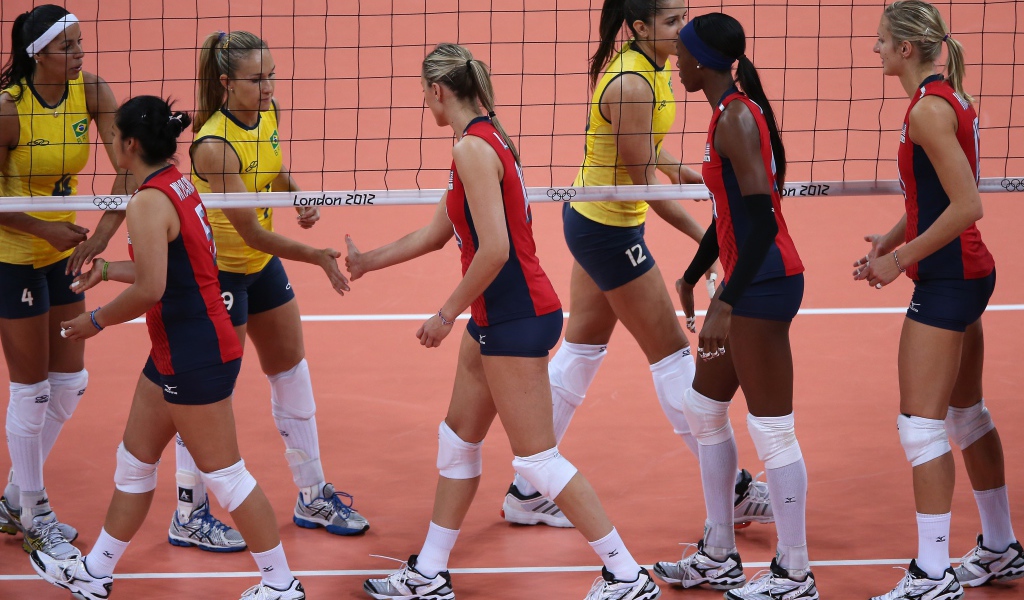 Женская волейбольная команда перед началом игры 