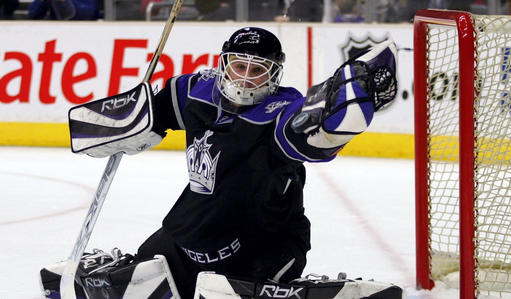 Хоккейный вратарь ловит шайбу в воротах 