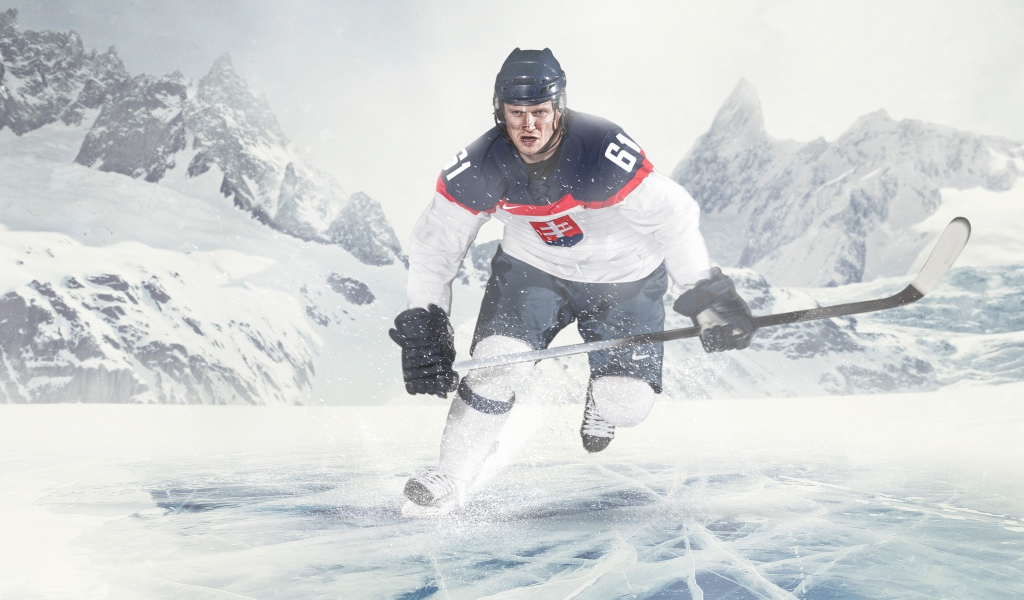 Хоккеист на льду с клюшкой 