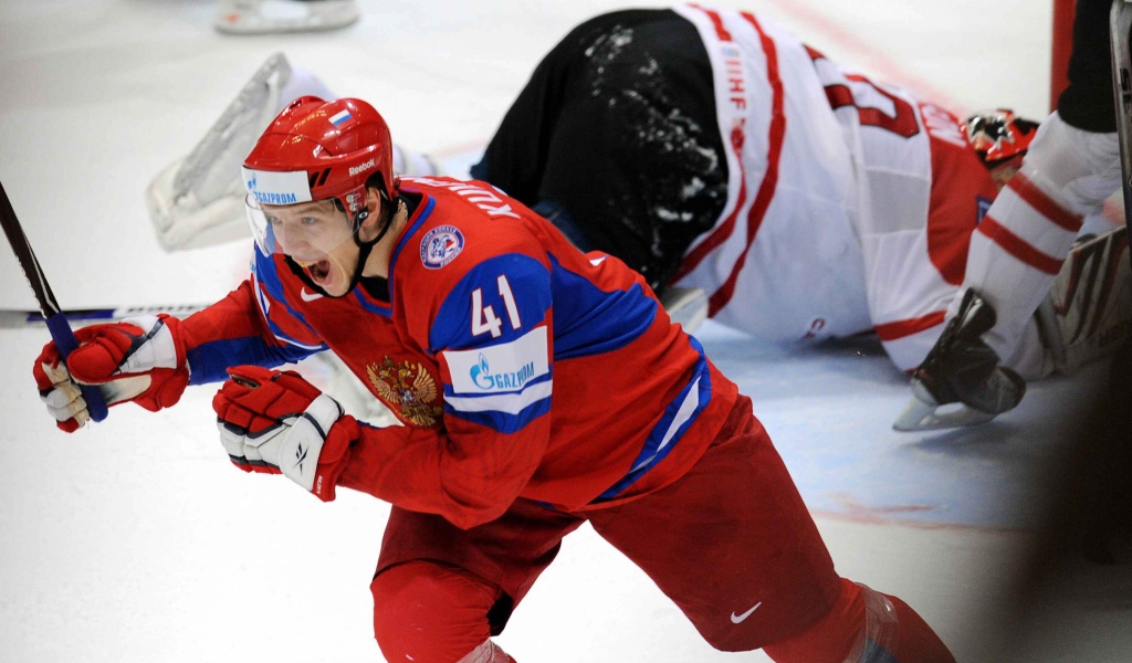 Российский хоккеист радуется победе 