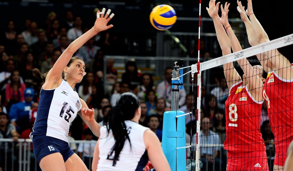 Игра команды по женскому волейболу 